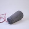beton-fuggesztek-lampa-kis-buraval-sotet-szurke